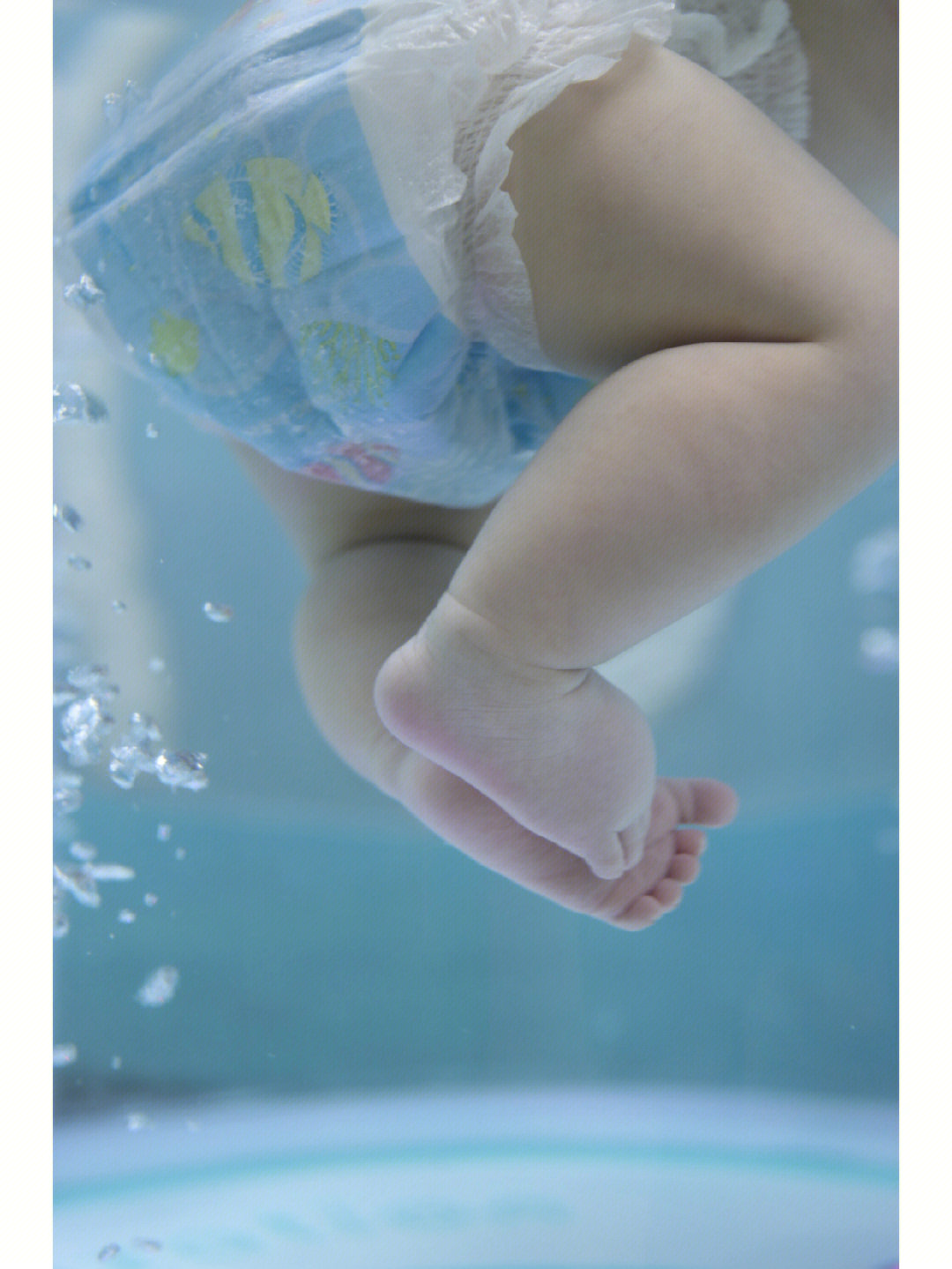 三个月的宝宝第一次游泳