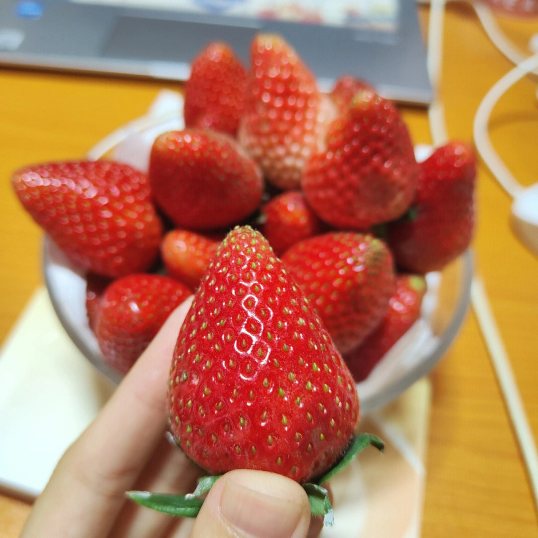 宋民国吃草莓图片图片