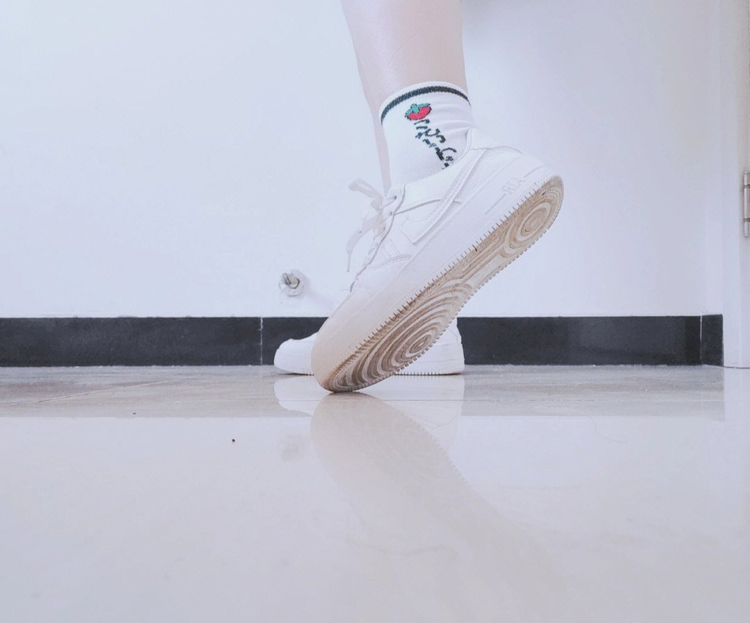 小腿袜白色运动鞋图片