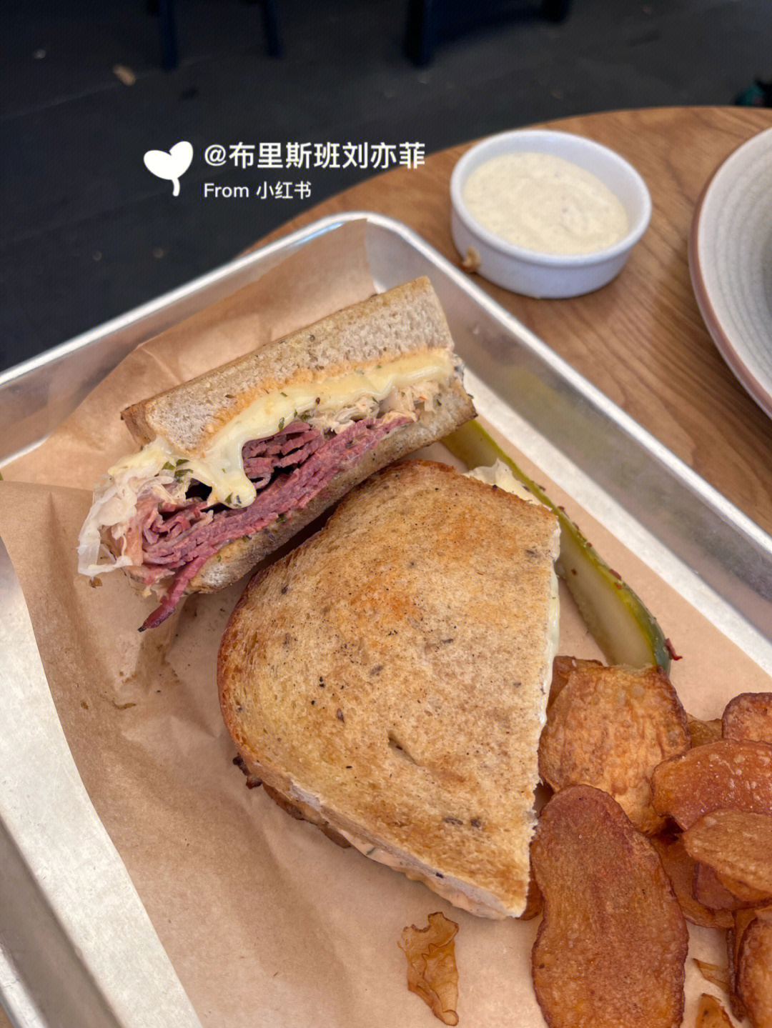 点了招牌reuben sandwich  牛肉有熏烤过的味道 吃起来像 salami 配