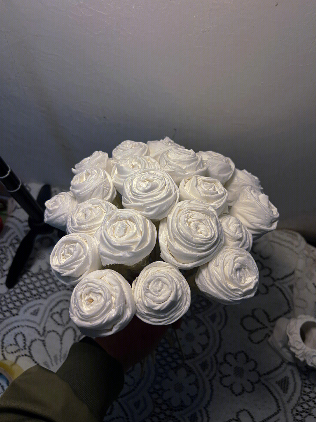 餐巾纸做玫瑰花方法图片