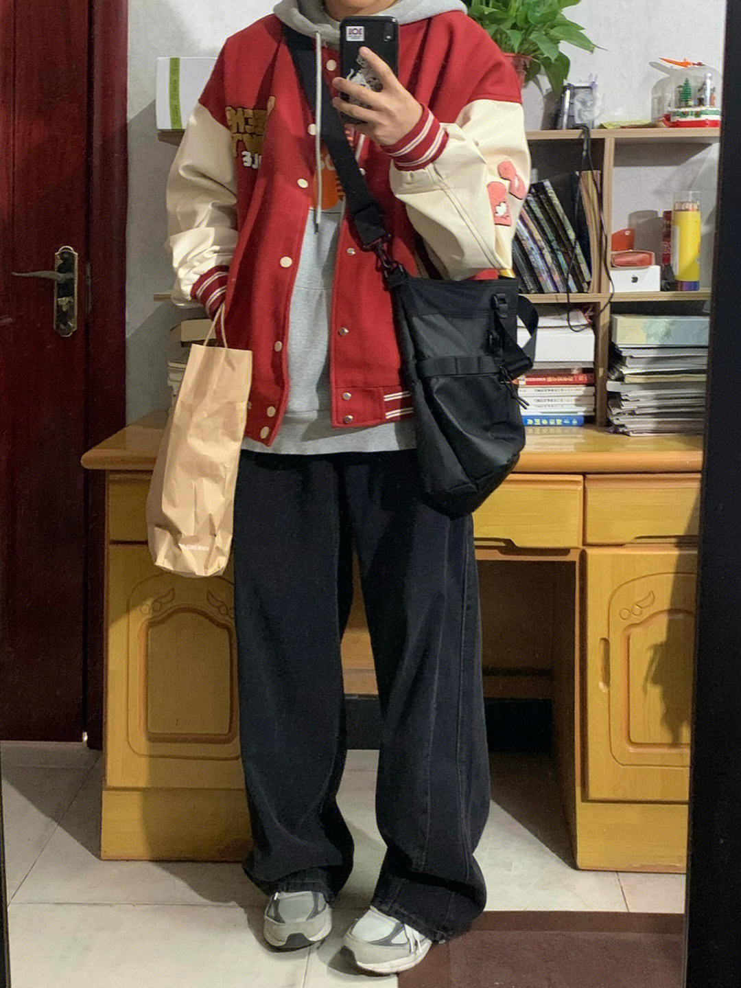 172男生穿搭红色棒球服好吸睛72