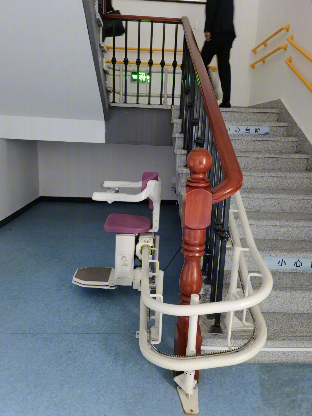 建筑/别墅适老化改造时,为方便长者上下楼梯,在没条件安装垂直电梯时