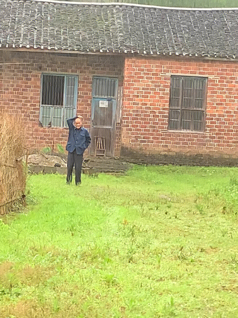 站在雨里目送我的爷爷,让我心里很五味杂陈