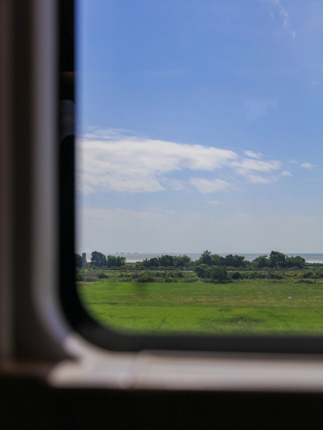 高铁窗口风景图片