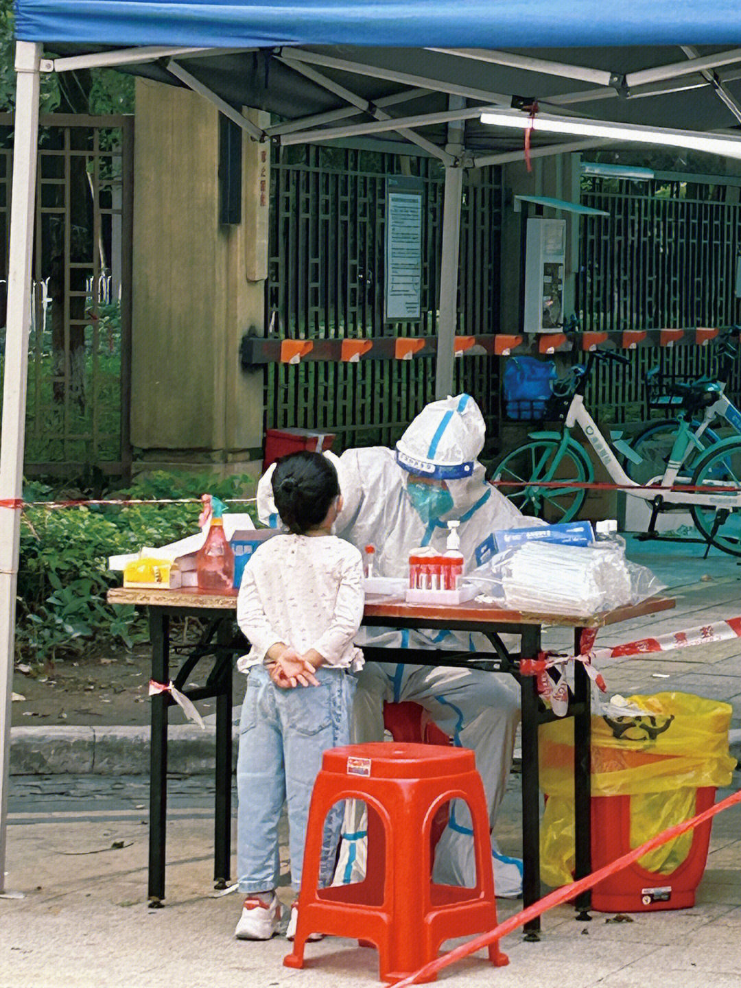 小孩做核酸熟练的让人心疼2022vs2021