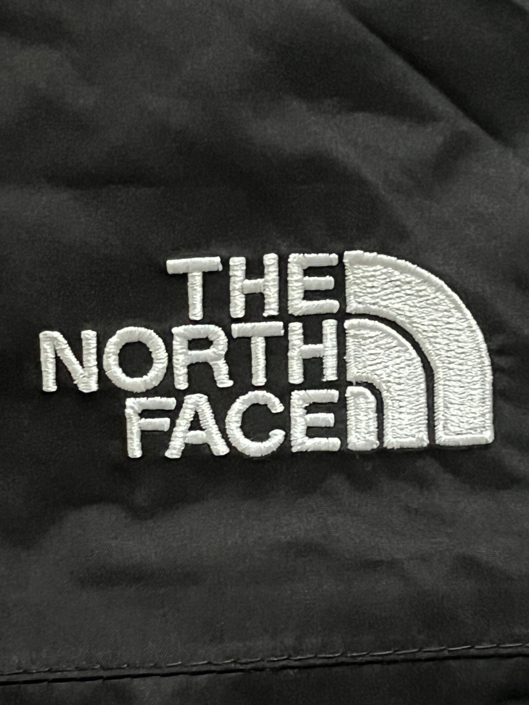 北面冲锋衣logo是胶印图片
