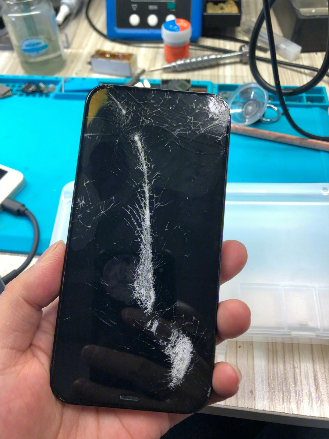当你的手机坏成这样还会选择维修吗