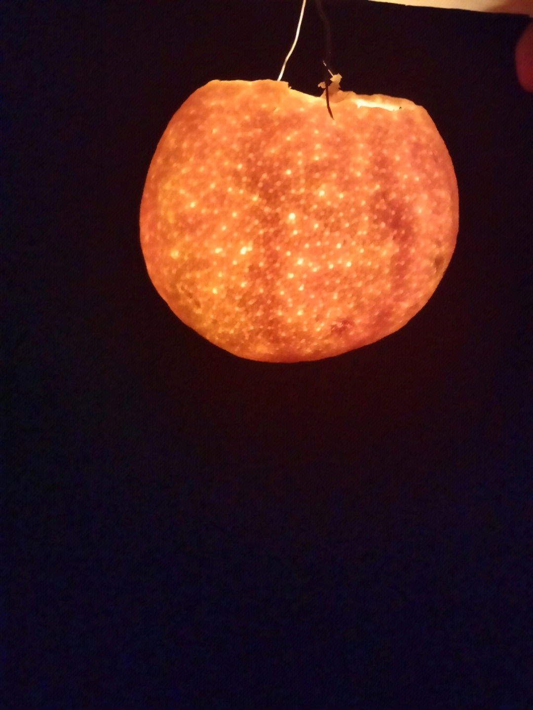 手机灯光照橘子图片