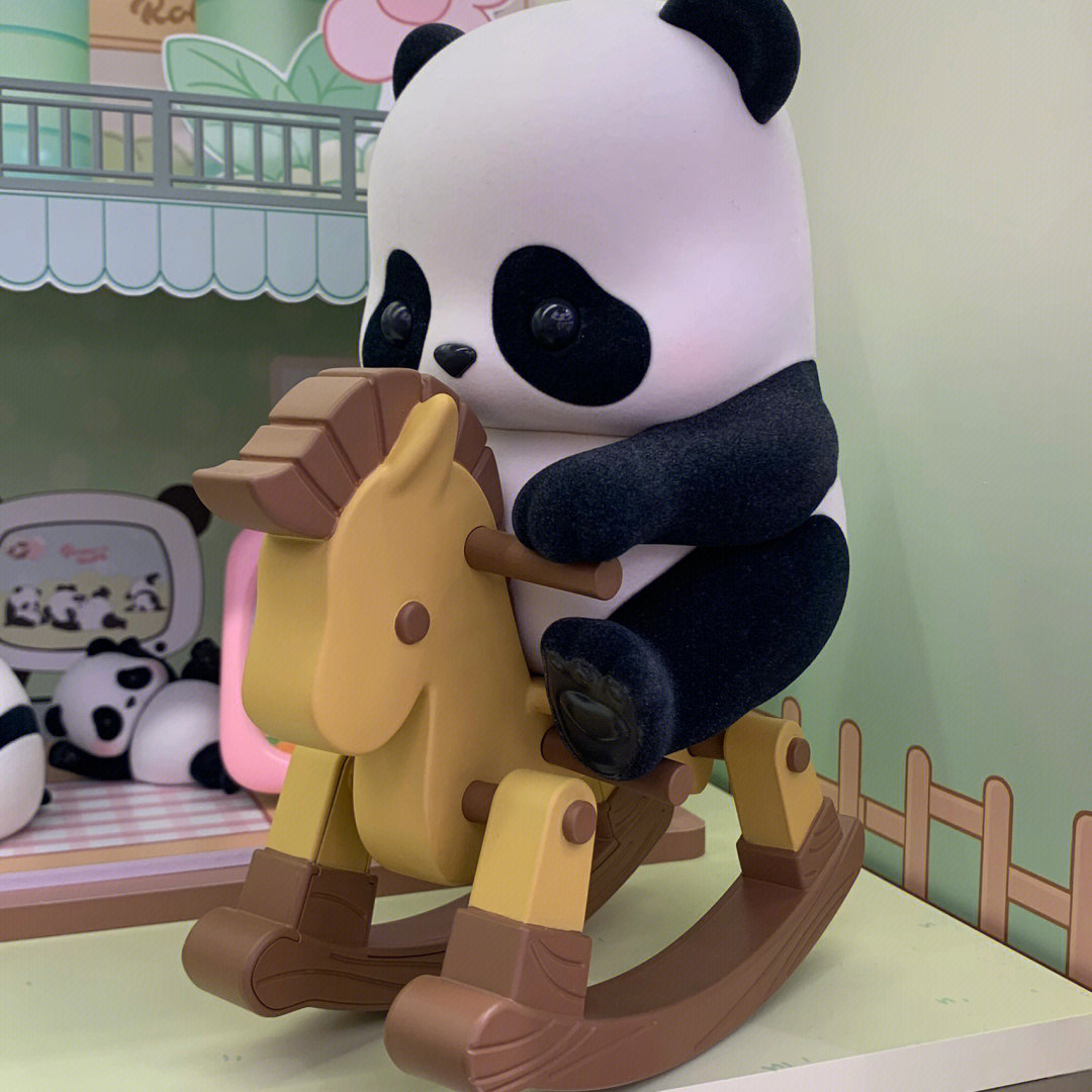 大熊猫坐木马的表情包图片