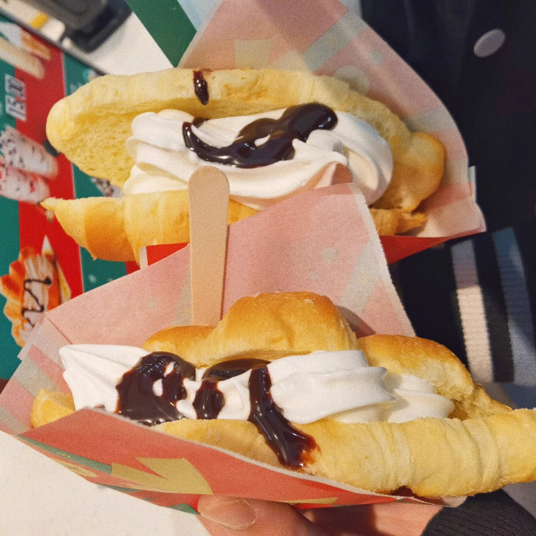 麦当劳面包夹冰淇淋图片