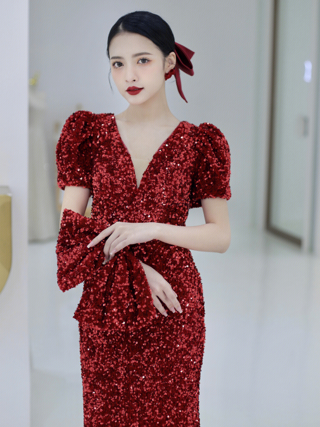 全网婆婆最喜欢的红色晚礼服红色蝴蝶结发饰搭配在发型后区简单又高级