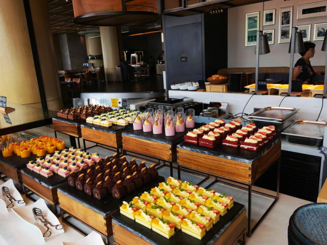 青岛海天大酒店自助餐,非常推荐91花样很多,并且中间会有特吃比如说