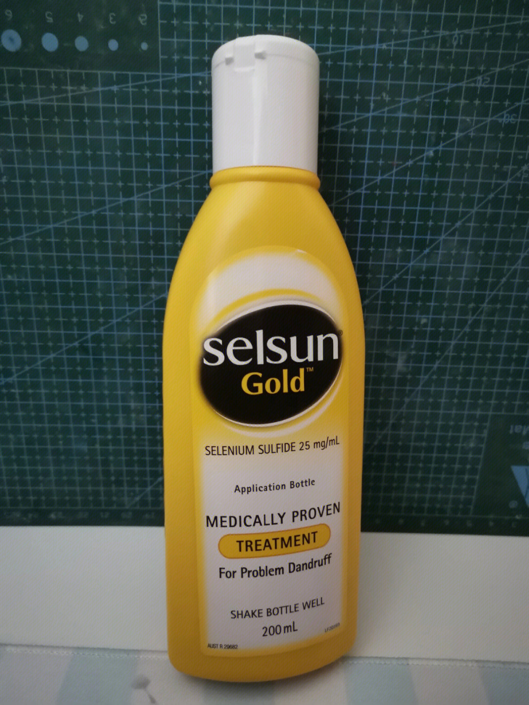 第一次用selsun洗发水,味道挺好闻的,用之前一定要摇匀了,泡沫挺多,就