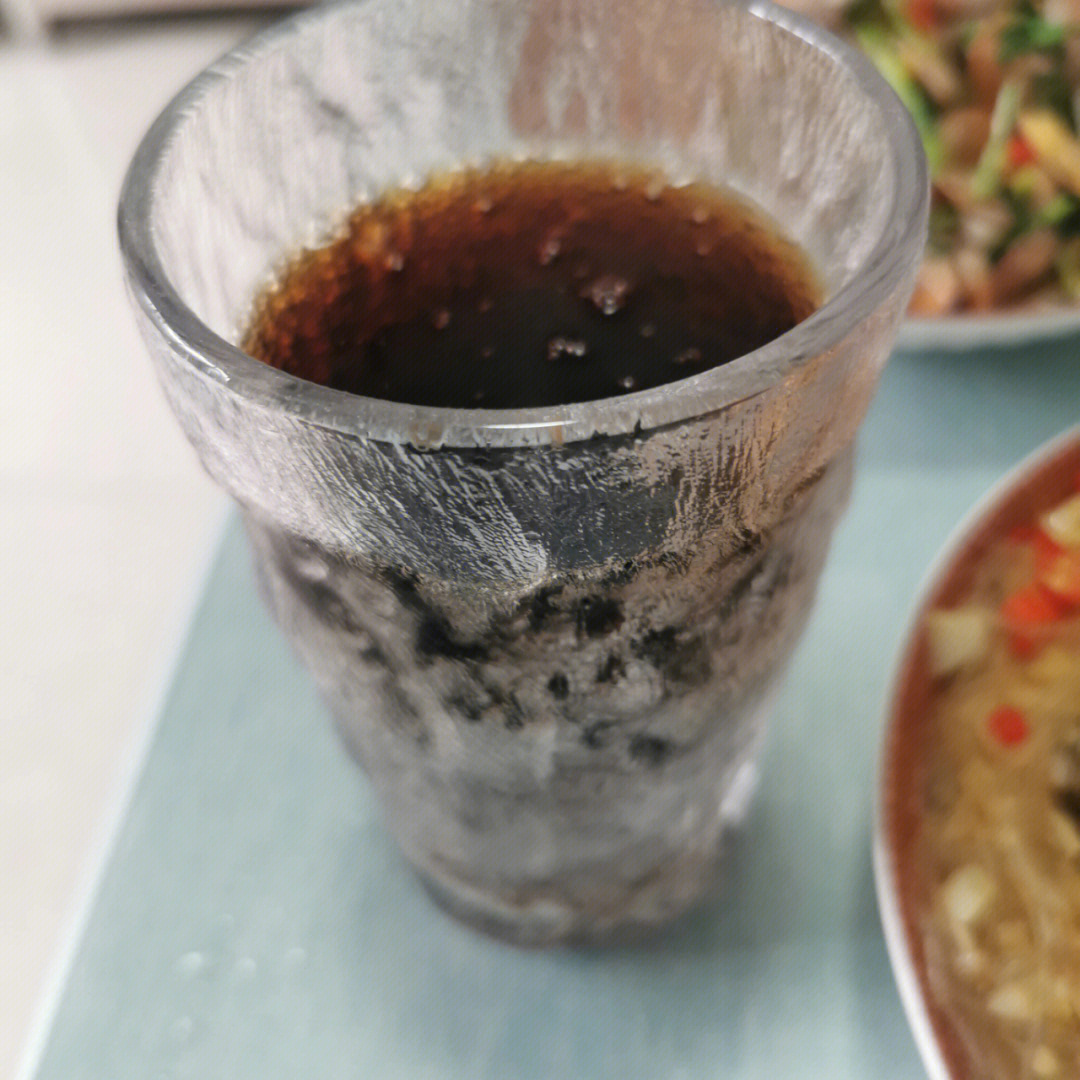 休闲时刻一个人一杯可乐一道菜