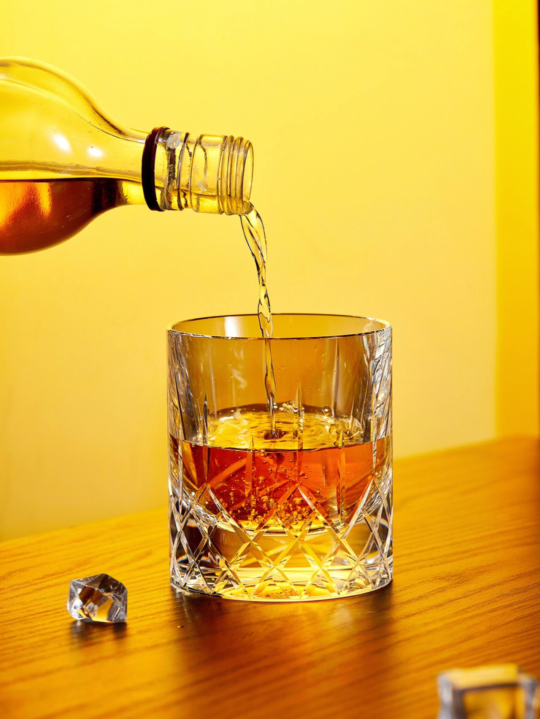 产品摄影酒杯拍摄威士忌酒杯