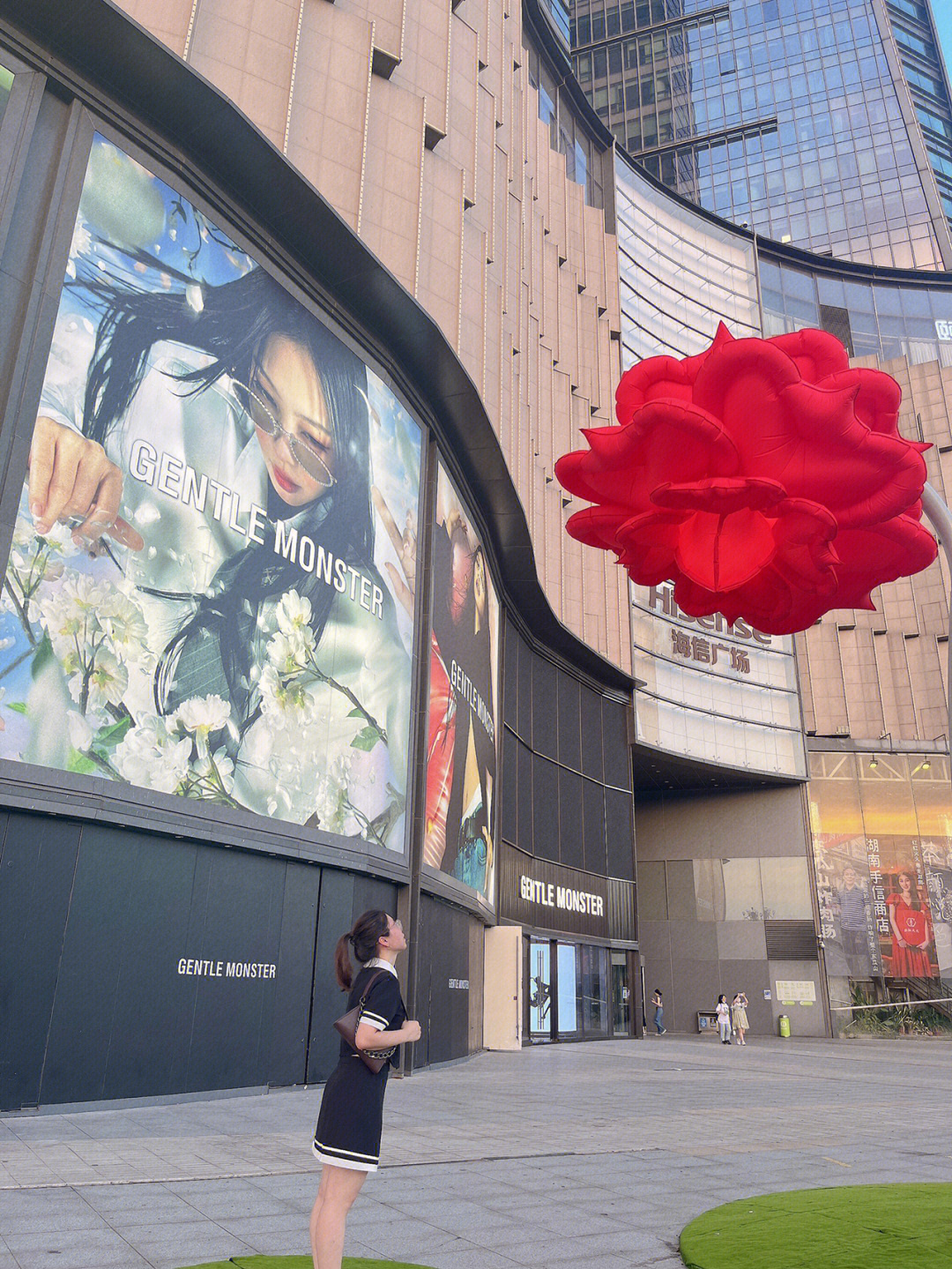 海信广场巨型玫瑰感应花长沙真的好浪漫啊