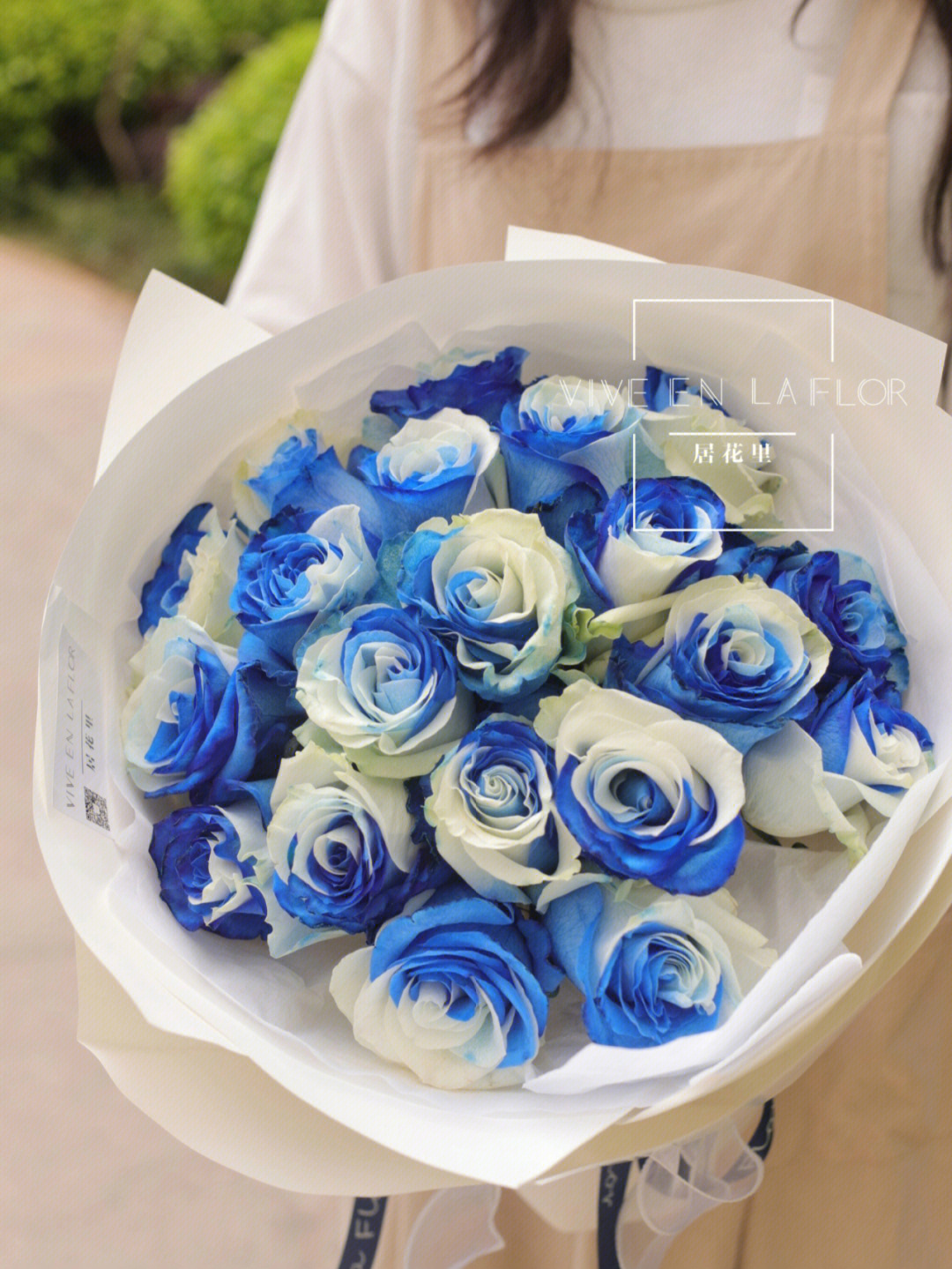 蓝白玫瑰花束
