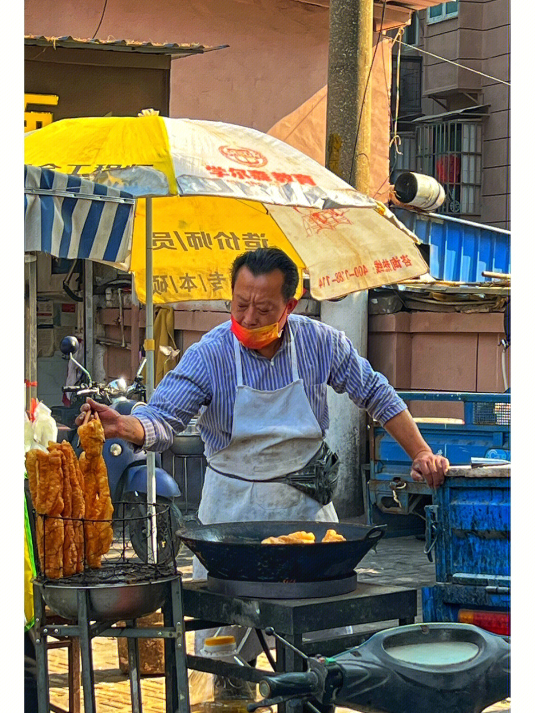 骑着毛驴随便走走,在附近发现了一条街的推车早餐油条饼子馄饨胡辣汤