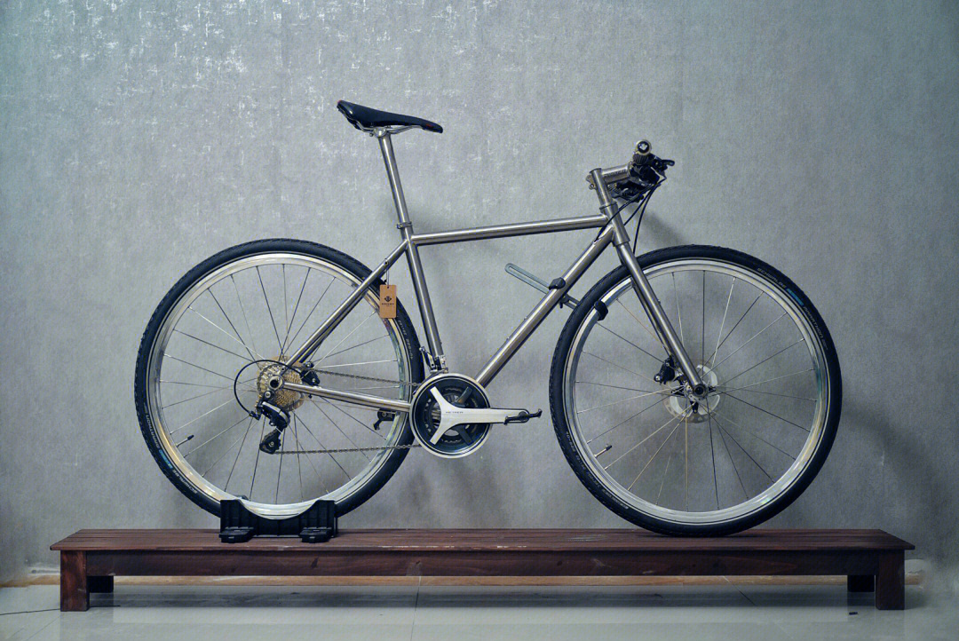纯色简单钛合金自行车