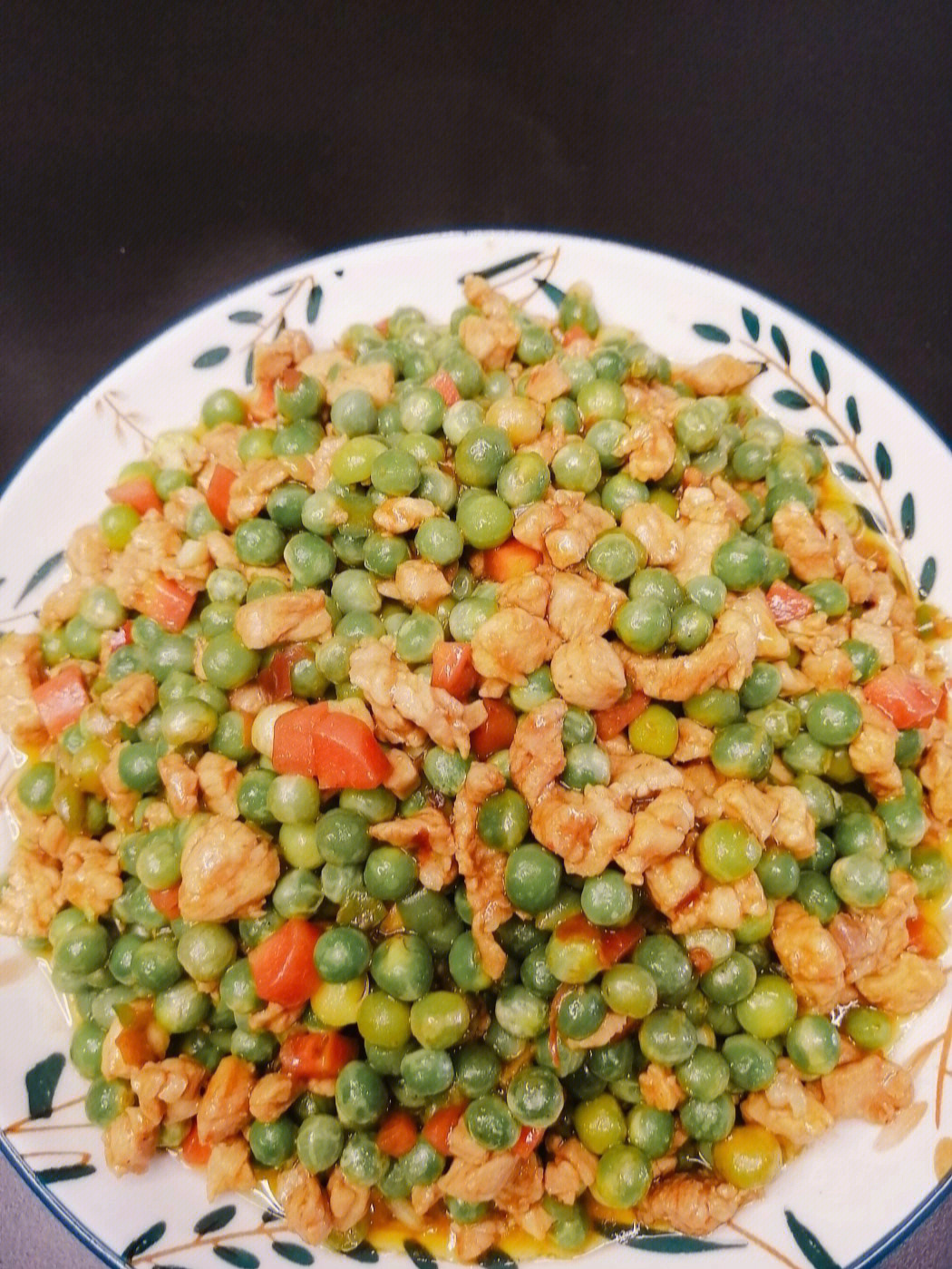 食材:豌豆米,精瘦肉,两瓣大蒜,少许子姜,一个胡萝卜,一个小青椒78