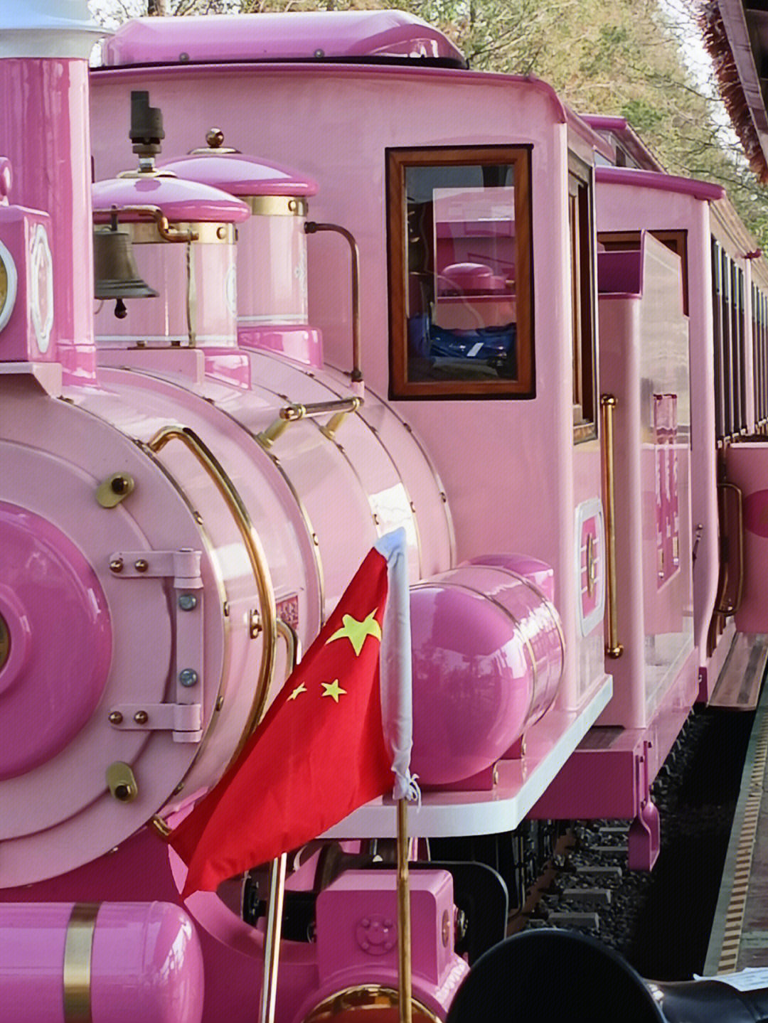 火车撑破粉色隧道动画图片