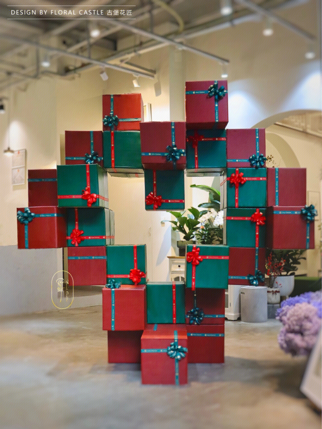 圣诞节大型礼物盒摆出爱你的形状