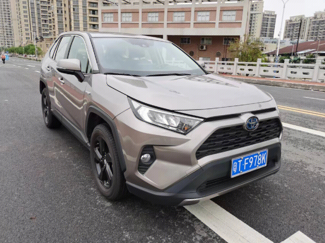 2021年8月丰田rav4四驱油电混合动力,操控一流,超级省油!