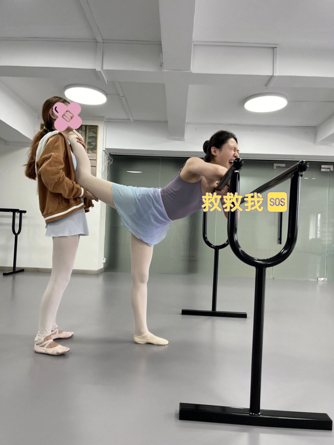 某高校大二女学生被芭蕾老师强行搬后腿