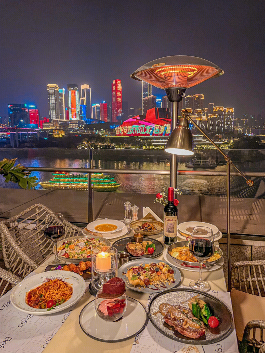 重庆夜景最美高空餐厅图片