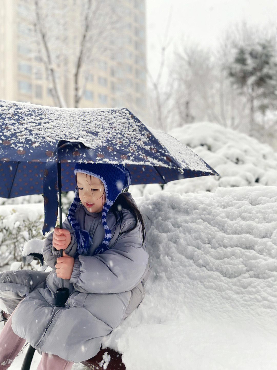 雪76景76瑟瑟发抖的小女孩儿