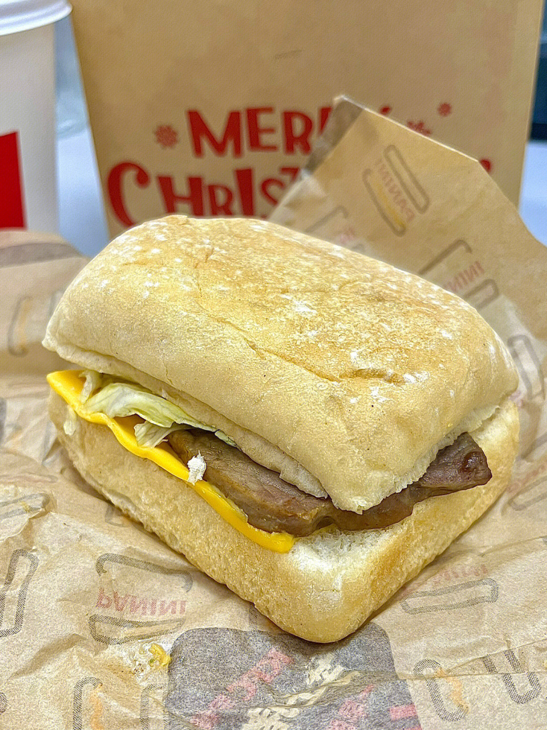 早餐炙烤黑椒小牛排帕尼尼 热豆浆午餐麦辣鸡腿堡 圆筒冰淇淋加餐蜜雪