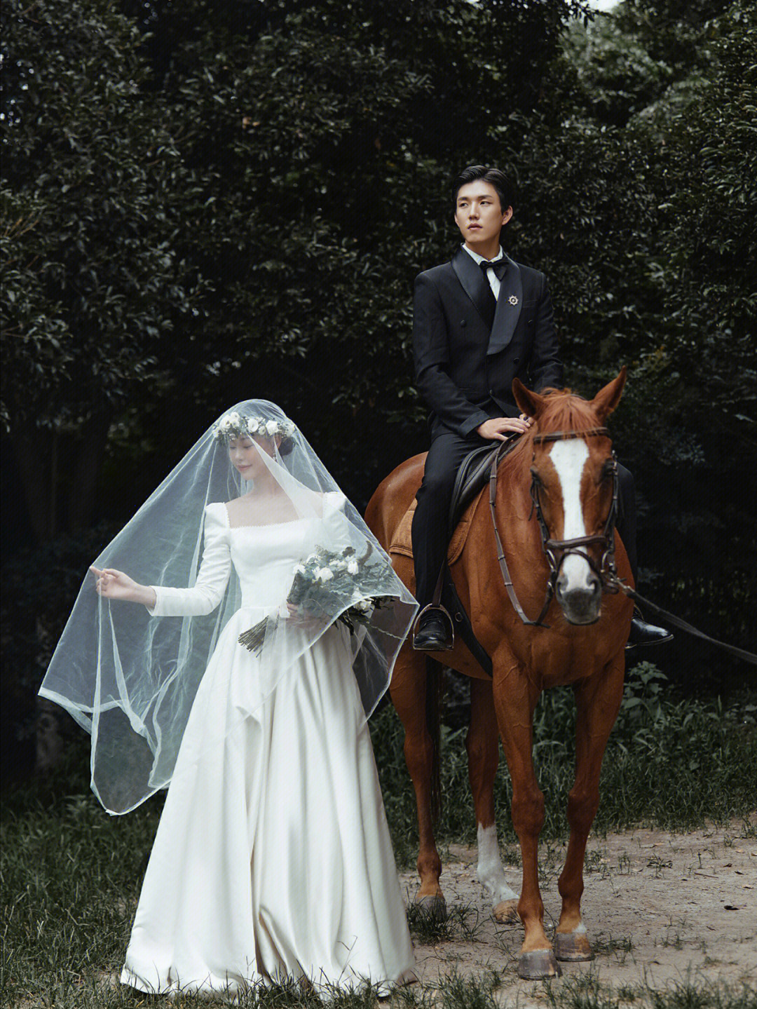暗黑森系骑马婚纱照拍出王子和公主视觉