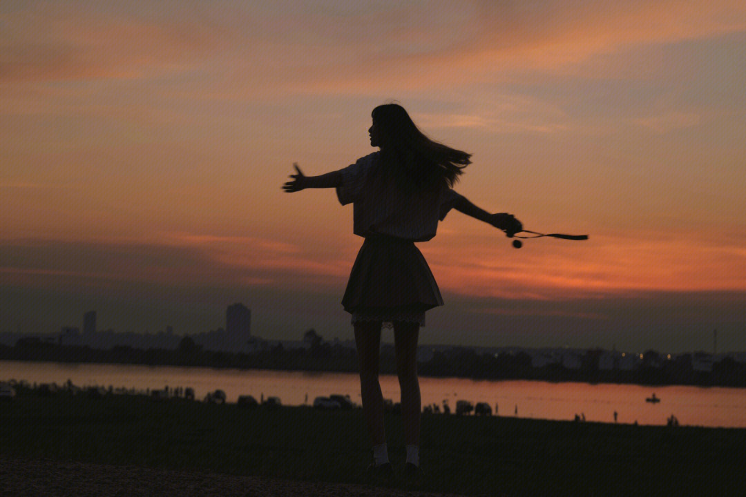 夕阳背影女壁纸图片