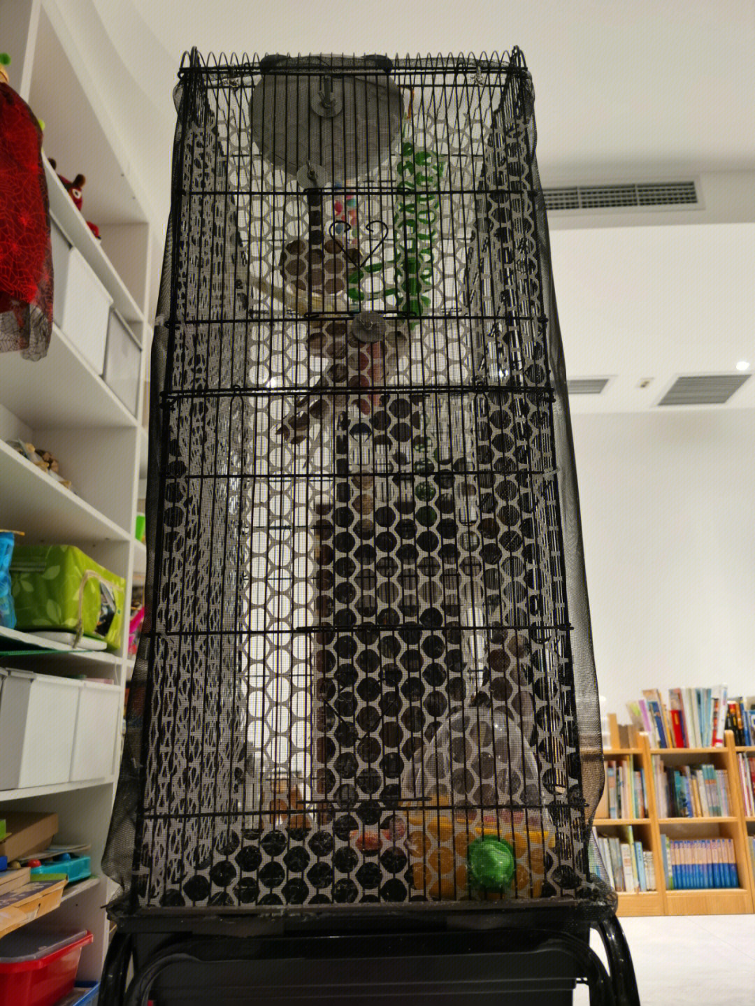 之前发布过关于鸟笼防溅网的制作,上次用的是强磁条吸在笼子上,后来