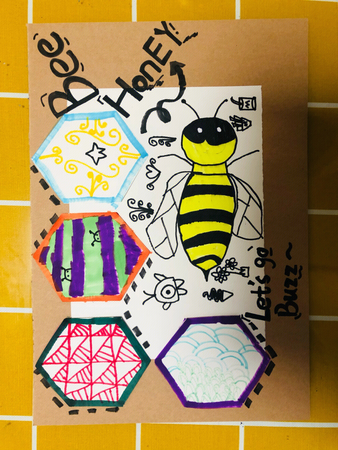 课程名称:《可爱的小蜜蜂》93 课程重难点:1,线条造型 少儿创意美术
