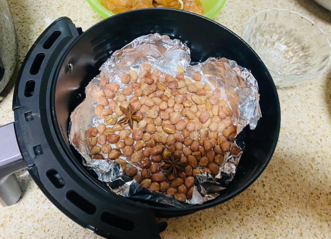 用空气炸锅也能做出香脆可口的盐焗花生米