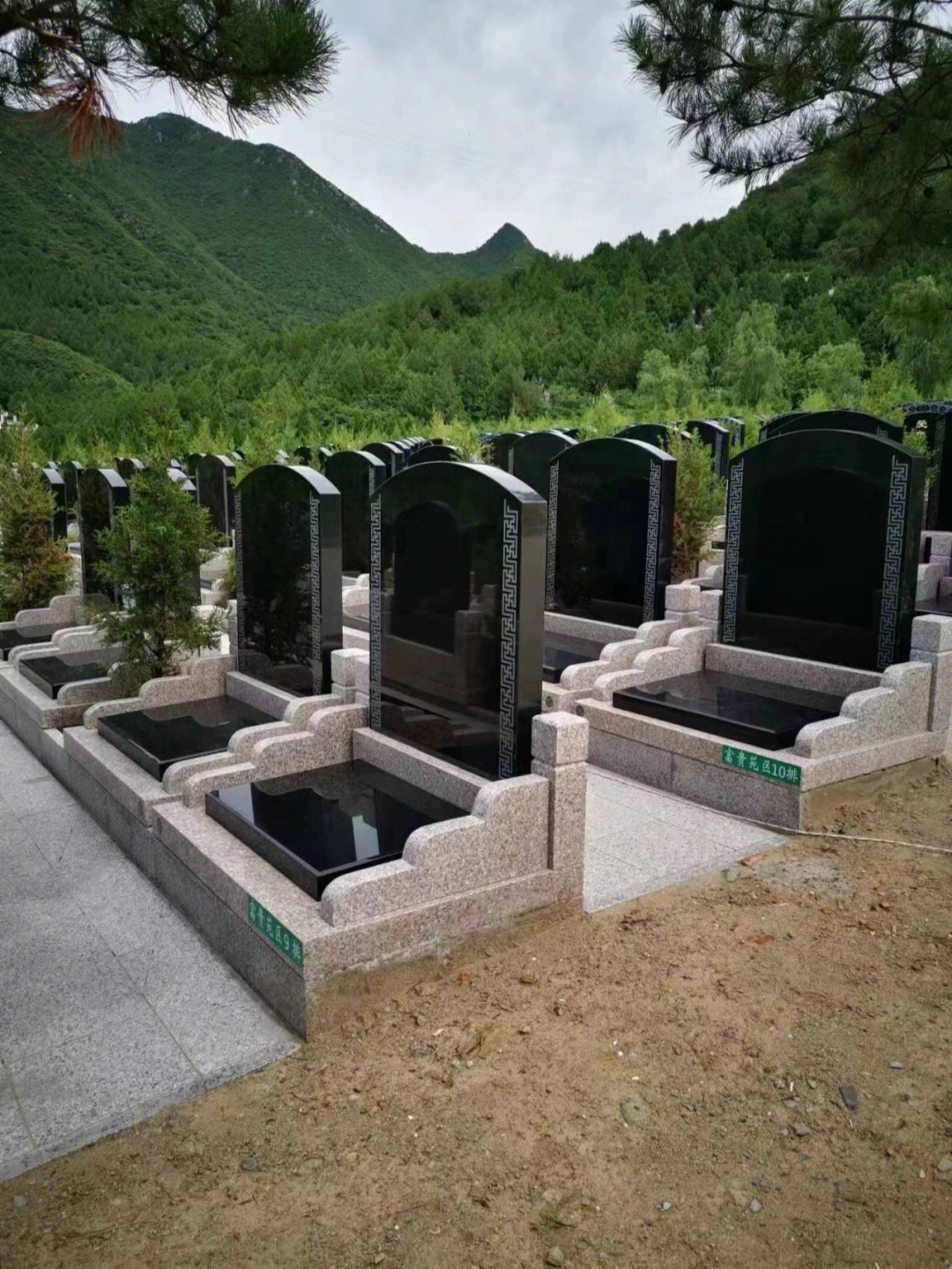 景仰园是1999年由北京市民政局批准成立的合法大型永久植树葬陵园,距