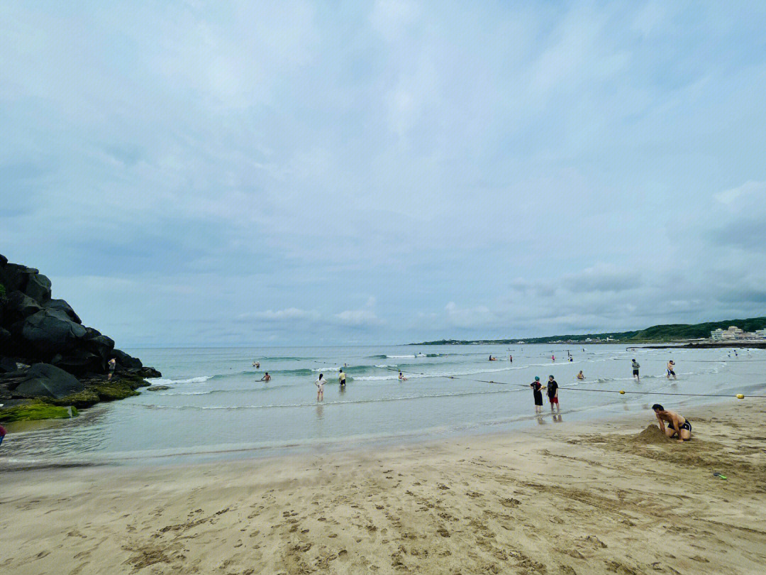 新北白沙湾夏日一起水里浪