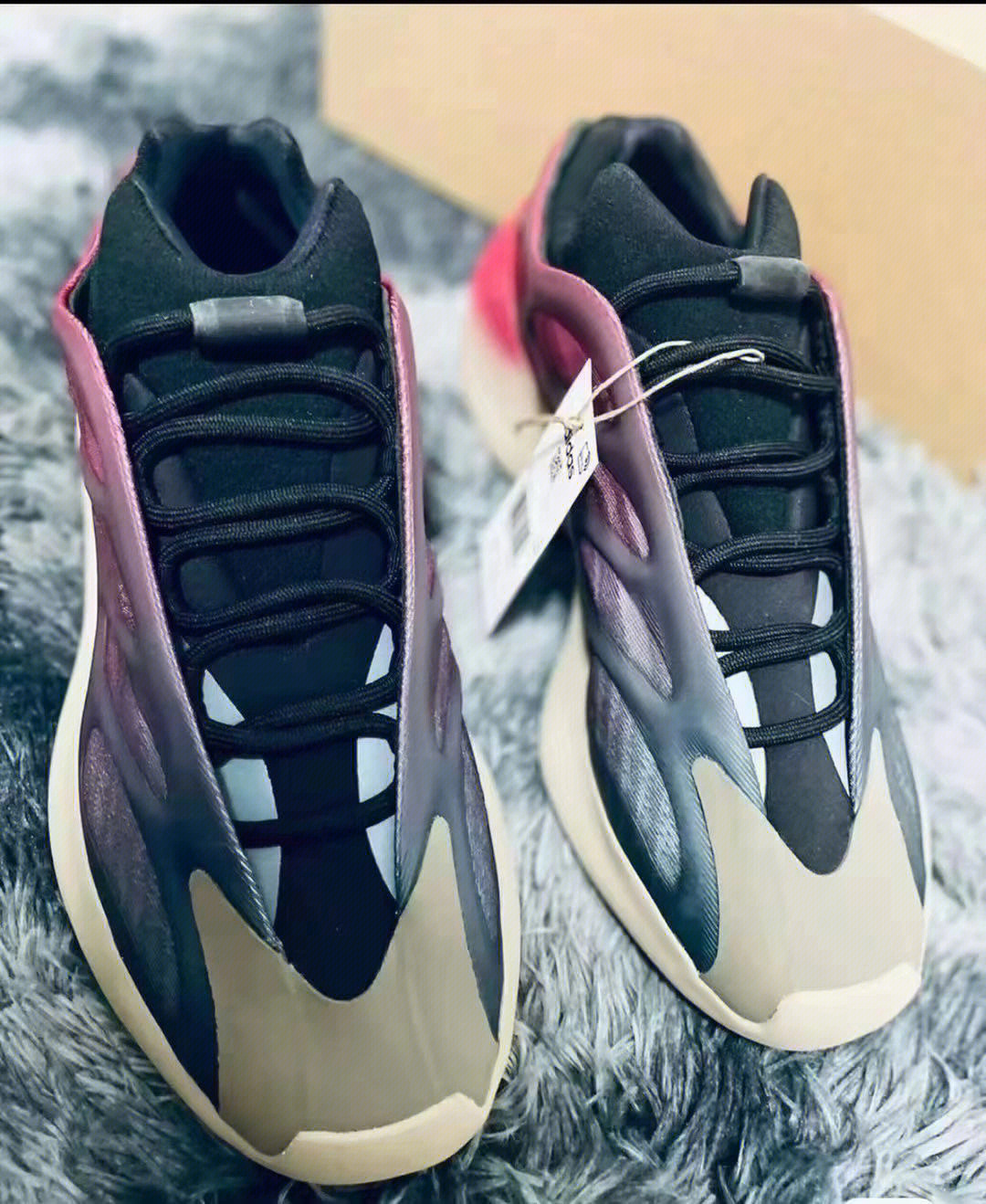 yeezy700V3穿裂了图片