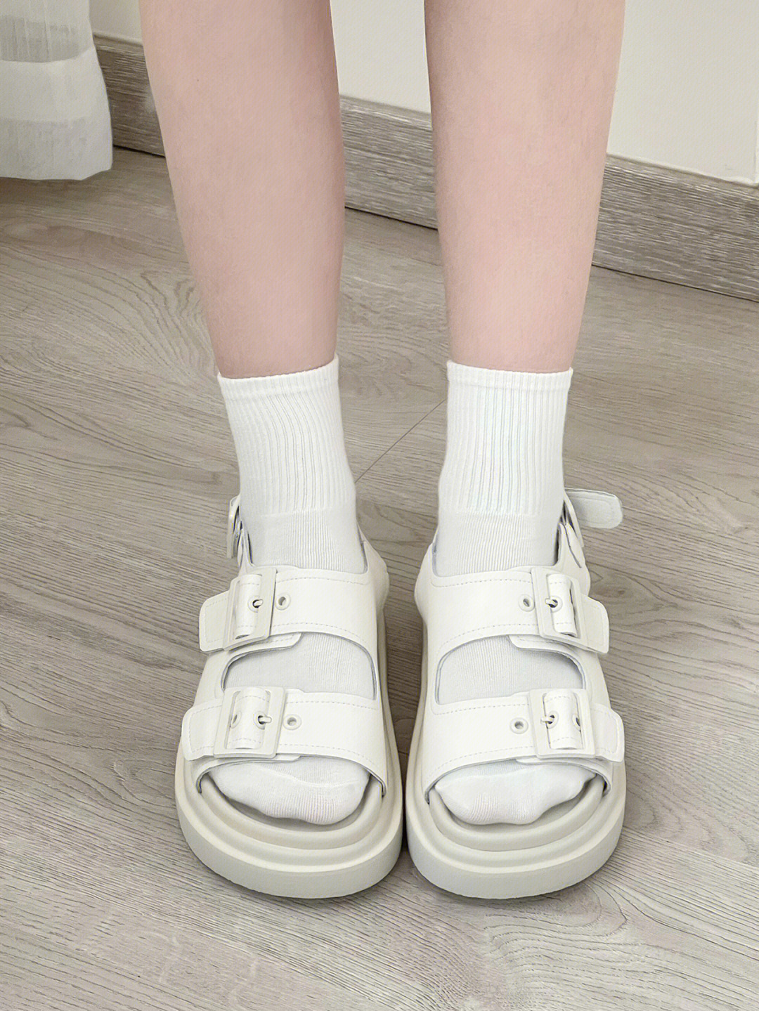 白袜女孩 凉鞋图片
