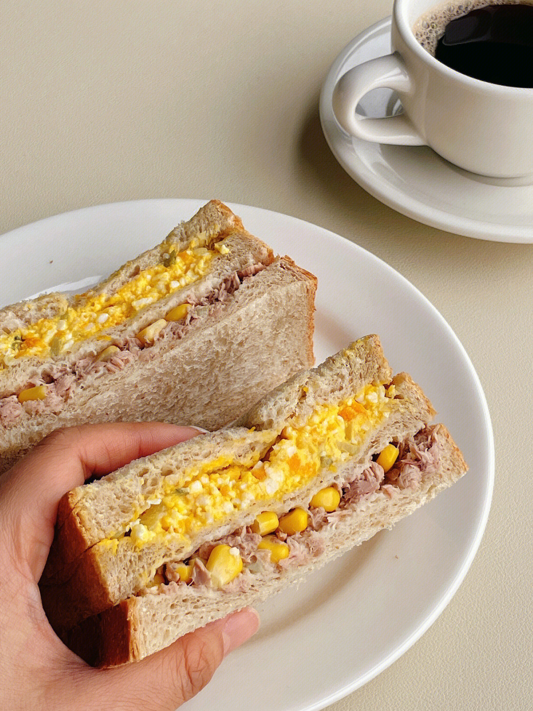 早餐全麦吐司金枪鱼玉米鸡蛋三明治