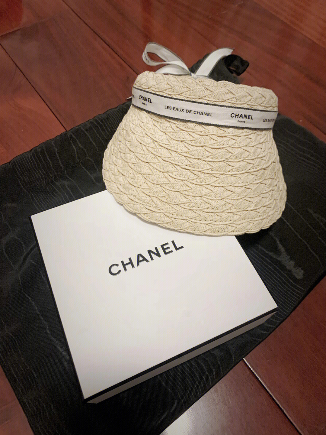 99几十块钱刷到了chanel2022春夏草帽子突发奇想拿出专柜包装丝带用