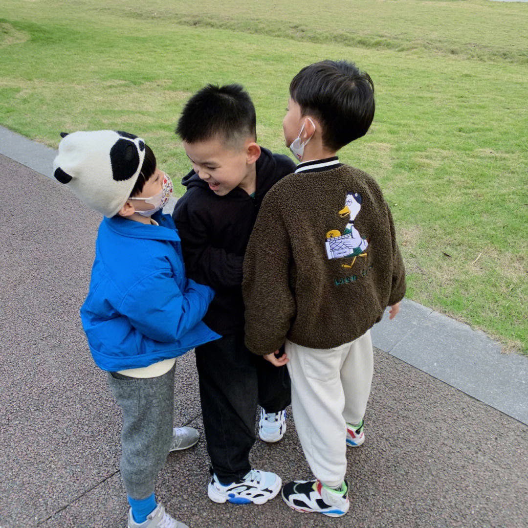 ootd幼儿园小弟弟和他的小学生哥哥们