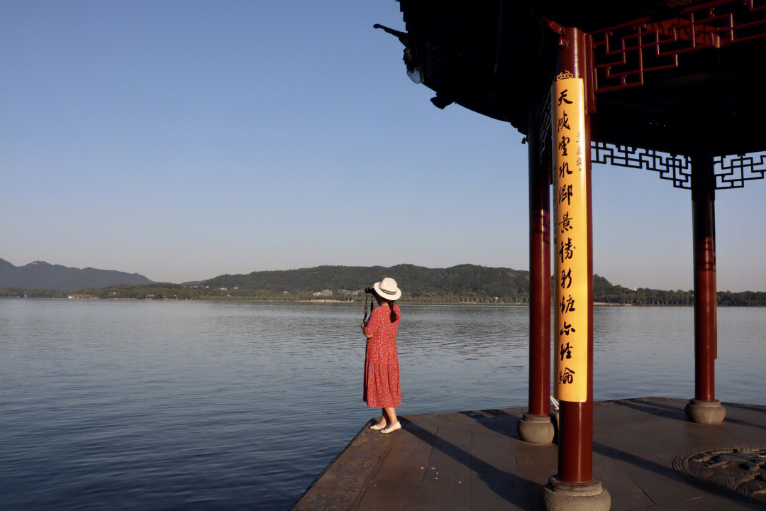 杭州西湖边拍照姿势图片
