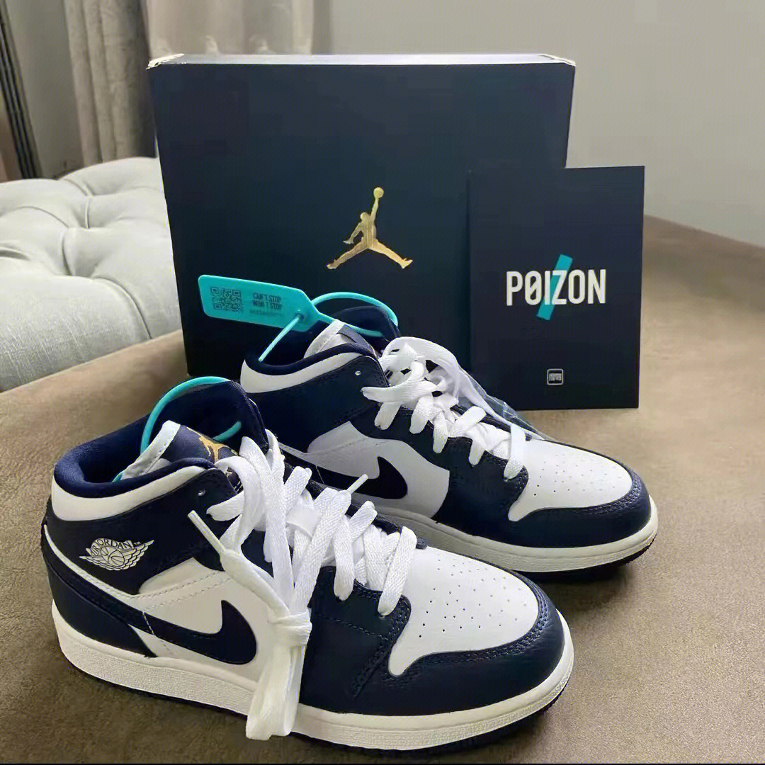 aj1鞋盒是小金人图片