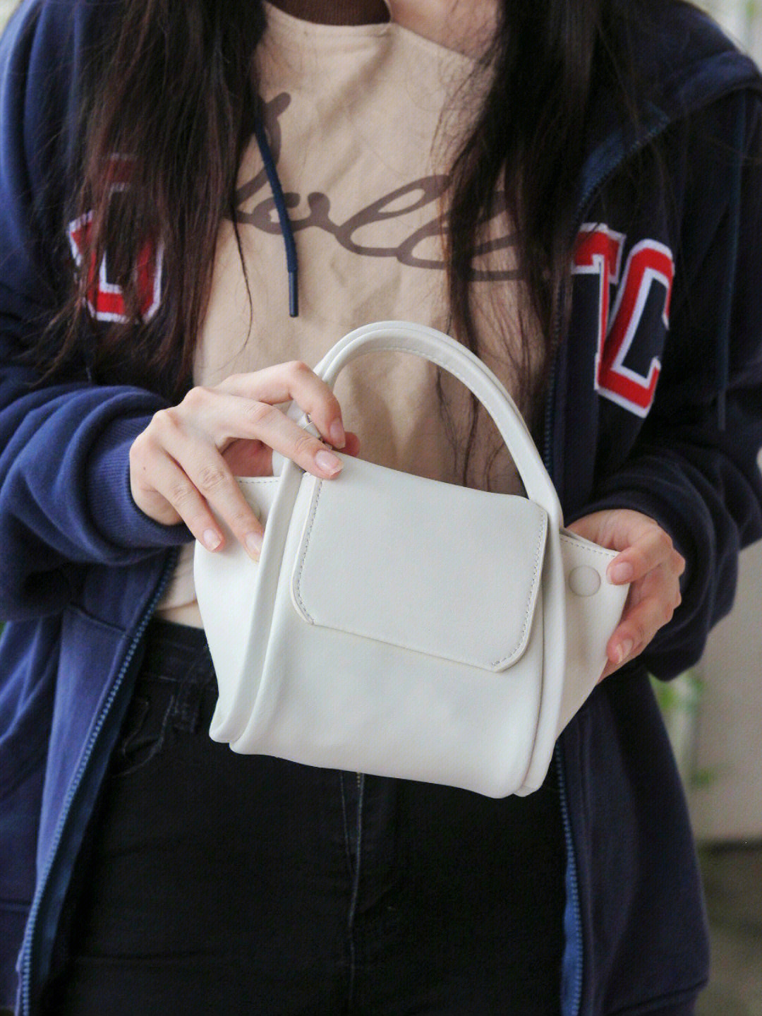 米白色手提包