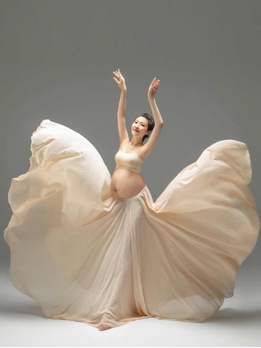 孕妇挺着大肚子跳舞图片