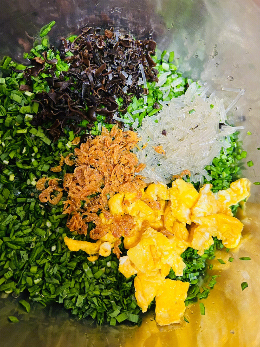 馅的做法:韭菜切碎,加入一勺油拌匀,这样不容易出汤哦鸡蛋和虾皮炒熟