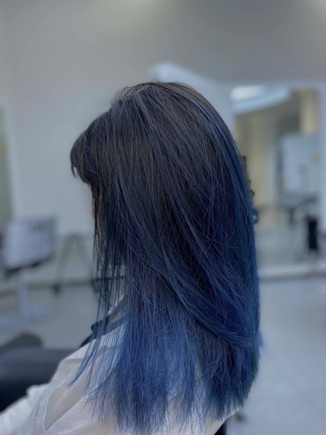之前就突然想染头发,然后就去染了个渐变蓝色,传说中的巴黎画染,坐了8